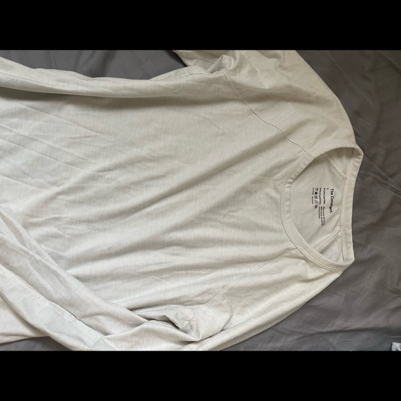 Aritzia workout top - Picture 2 of 5